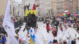 W 2024 r. orszak Trzech Króli odbył się pod hasłem "W jasełkach leży!". Na zdjęciu: orszak w Warszawie. Fot. PAP/R. Guz