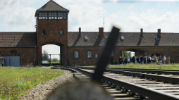 Wjazd kolejowy do obozu Auschwitz II-Birkenau. Fot. PAP/J. Praszkiewicz 
