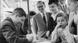 Stoisko "Czytelnika" na kiermaszu przed PKiN w Warszawie. Zbigniew Herbert podpisuje swoje utwory, 1963 r. PAP/CAF Edmund Uchymiak 