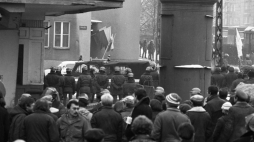 Strajk w Wyższej Oficerskiej Szkole Pożarniczej przy ul. Słowackiego w Warszawie. PAP/Jerzy Kośnik