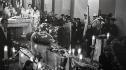 Msza święta sprawowana podczas całonocnego czuwania w kościele św. Stanisława Kostki przy trumnie z ciałem ks. Jerzego po przywiezieniu jej z Białegostoku, gdzie odbyła się identyfikacja zwłok. Przy ołtarzu m.in. ks. Stanisław Suchowolec (L), 1984 r. gr PAP/Jerzy Kośnik