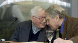 Czesław Miłosz (P) i Tadeusz Różewicz (L), podczas Międzynarodowych Targów Książki we Frankfurcie nad Menem w 2000 r. PAP/Adam Hawałej