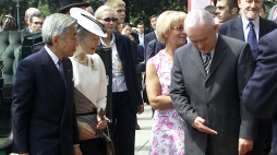Cesarz Japonii Akihito i cesarzowa Michiko przybyli do Łazienek na oficjalne śniadanie wydane na cześć pary cesarskiej przez premiera RP Leszka Millera (z prawej, obok małżonka premiera Aleksandra w sukience z napisami „sexy”, „cute”, „romance”, „love”, „pink”,  „pretty”. ), 2002r. PAP/Tomasz Gzell 