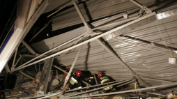 Katowice, 28.stycznia.2006. Akcja ratunkowa. Dach jednego z pawilonów na terenie Międzynarodowych Targów Katowickich zawalił się. PAP/Andrzej Grygiel