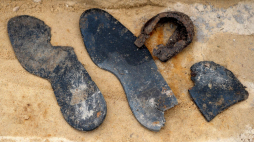 Pozostałości po obuwiu znalezione przez archeologów na tzw. trupim polu w rejonie wsi Ostrówki na Ukrainie. Specjaliści z Rady Ochrony Pamięci Walk i Męczeństwa rozpoczęli tam kolejny etap poszukiwań szczątków około 300 Polaków, którzy w 1943 roku zginęli z rąk UPA, 2011.. (dd/kru) PAP/Darek Delmanowicz