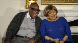 Amerykańscy artyści Mavis Staples (po prawej) i Sam Moore (po lewej) w Białym Domu w Waszyngtonie, 2013 r. PAP/EPA/Shawn Thew