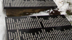 Cmentarzu Ofiar Obozu Pracy na terenie Centralnego Muzeum Jeńców Wojennych w Łambinowicach.  PAP/Krzysztof Świderski