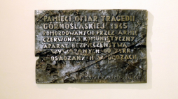 Tablica w katowickim kosciele św. św. Piotra i Pawła: upamiętnienie ofiar Tragedii Górnośląskiej - masowych deportacji i innych represji w 1945 roku, fot. PAP/A. Grygiel