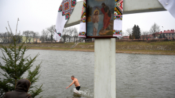 Uczestnik grekokatolickich uroczystości święta Jordanu nad brzegiem Sanu w Przemyślu. PAP/Darek Delmanowicz