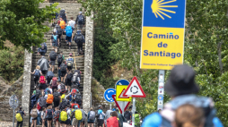 Grupa pielgrzymów wkracza do miasta Portomarin w Galicji, Hiszpania. EPA/Cristobal Herrera-Ulashkevich
