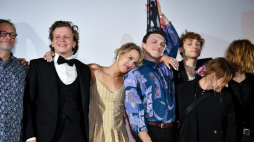 Laureat Nagrody im. Zbyszka Cybulskiego 2023 aktor Tomasz Włosok (4L) oraz nominowani Maciej Musiałowski (2L), Lena Góra (3L), Hubert Miłkowski (5L) oraz członek jury Bartosz Żurawiecki (L) podczas gali wręczenia nagrody w Warszawskim Kinie Luna. PAP/Andrzej Lange