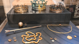 Królewskie regalia zaprezentowane podczas konferencji prasowej w Muzeum Dziedzictwa Sakralnego w Wilnie. PAP/Valdemar Doveiko