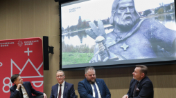 Prezydent Gniezna Michał Powałowski (2L), jego zastępca Łukasz Muciok (2P), dyrektor Muzeum Historii Polski Marcin Napiórkowski (L) oraz prezes Polskiej Organizacji Turystycznej Rafał Szmytke (P) na konferencji prasowej nt. wystawy „Milenium Koronacji Królewskich”, w Muzeum Historii Polski w Warszawie. (amb) PAP/Tomasz Gzell