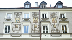 Polichromie autorstwa Zofii i Romana Artymowskich na kamienicy przy ul. Freta 53/55 w Warszawie. Fot. PAP/R. Pietruszka