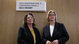 Marszałek Senatu Małgorzata Kidawa-Błońska (L) i przewodnicząca Bundesratu Republiki Federalnej Niemiec Anke Rehlinger (P) podczas uroczystości nadania imienia sali konferencyjnej w Muzeum Historii Żydów Polskich POLIN w Warszawie, 24 bm. byłemu Kanclerzowi Republiki Federalnej Niemiec Willy’emu Brandtowi. PAP/Paweł Supernak