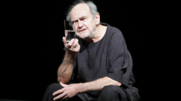 Gościem pierwszego po przerwie "Tygodnika Kulturalnego" będzie Jan Peszek. Na zdjęciu: aktor podczas próby medialnej spektaklu "Sztuka wywiadu" w reż. Błażeja Peszka w grudniu 2024 r. w warszawskim Teatrze Polonia. Fot. PAP/T. Gzell