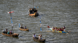 Parada na zlocie tradycyjnych jednostek rzecznych we Włocławku w ramach Festiwalu Wisły w sierpniu 2024 r. Fot. PAP/Tytus Żmijewski 