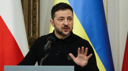 Prezydent Ukrainy Wołodymyr Zełenski na konferencji prasowej z prezydentem RP Andrzejem Dudą po spotkaniu w Belwederze w Warszawie 15 stycznia. Fot. PAP/Albert Zawada