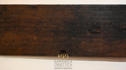 Dębowa tablica z inskrypcją poświęconą osobom, które pomagały chorym w trakcie epidemii dżumy, fot. Muzeum w Jarosławiu