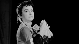 Aktorka Danuta Szaflarska na scenie Teatru Narodowego, jako Helena Iwanowna Popowa w sztuce Antoniego Czechowa pt. „Niedźwiedź”, w reżyserii Władysława Krasnowieckiego, 1959 r. PAP/Edmund Uchymiak