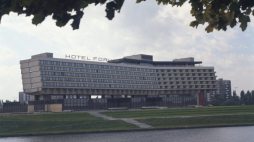 Kraków 09.1988. Nowoczesny czterogwiazdkowy hotel Forum wybudowany według projektu Janusza Ingardena w latach 1978-1989. PAP/Jerzy Ochoński