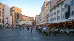 Plac Campo de' Fiori w Rzymie. Fot. PAP/ Albert Zawada 