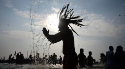 Już od pierwszego dnia najważniejszego hinduistycznego święta, czyli 13 stycznia, nad brzegi rzek przybywają pielgrzymi z całych Indii. Fot. PAP/EPA/Prabhat Kumar Verma