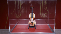 Skrzypce Joachim-Ma Stradivarius na wystawie w domu aukcyjnym Sotheby's w Nowym Jorku przed licytacją 7 lutego. PAP/EPA/Sarah Yenesel