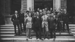 Fotografia grupowa członków Polskiej Wojskowej Misji Zakupów w Paryżu Widoczny m.in. płk Łojko-Rędziejowski (w środku). NAC