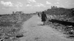 Ulica Stawki i dalej ul. Żoliborska - widok w kierunku ul. Bonifraterskiej. W tle z prawej zniszczona kamienica przy ul. Przebieg 2., 1946 r. /Źródło: NAC