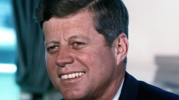 Prezydent John F. Kennedy (1963). Fot. Cecil Stoughton, White House, Public domain, via Wikimedia Commons