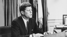 Prezydent USA John F. Kennedy. Fot. Abbie Rowe, Public domain, via Wikimedia Commons