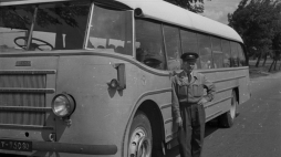 Kierowca (szofer) autobusu PKS w pierwszych latach po II wojnie światowej, fot. PAP/CAF