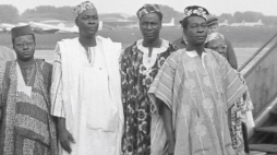 Wiceprezydent Republiki Dahomej (Benin) Sourou Migan Apithy (3P) podczas powitania misji dobrej woli Republiki Dahomej na lotnisku Okęcie, Warszawa 1962 r. PAP/Marek Langda