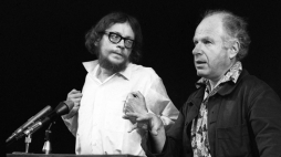 Reżyser, założyciel Teatru Laboratorium Jerzy Grotowski (L) i brytyjski reżyser teatralny i filmowy Peter Brook podczas dyskusji na Uniwersytecie Poszukiwań Teatru Narodów, 1975 r. PAP/Adam Hawałej