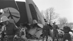 Szczątki samolotu PLL LOT po katastrofie w pobliżu lotniska na Okęciu w Warszawie 14 marca 1980 r., fot. PAP/Maciej Kłoś