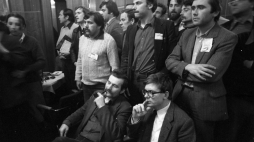 siłą usunęli z sali obrad Wojewódzkiej Rady Narodowej (WRN) w Bydgoszczy delegację Solidarności. Pobito przewodniczącego bydgoskiego MKZ Solidarność Jana Rulewskiego oraz Mariusza Łabentowicza i Michała Bartoszcze z rolniczej Solidarności. Na pierwszym planie Lech Wałęsa i Andrzej Celiński w trakcie kryzysu bydgoskiego, fot. PAP/Grzegorz Rogiński