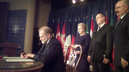 Bronisław Geremek podpisuje dokumenty o przystąpieniu Polski do NATO, obok stoją sekretarz stanu USA Madeleine Albright i ministrowie spraw zagranicznych Czech Jan Kavan oraz Węgier Janos Martonyi, fot. PAP/EPA/AP POOL/Cliff Schiappa