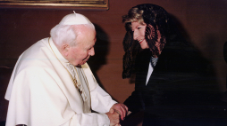 Papież Jan Paweł II wita 3 w Watykanie nowego ambasadora Rzeczpospolitej Polskiej przy Stolicy Apostolskiej, Hannę Suchocką. 2001 r. PAP/EPA
