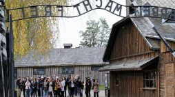 Brama dawnego niemieckiego obozu koncentracyjnego KL Auschwitz, fot. PAP/Andrzej Grygiel