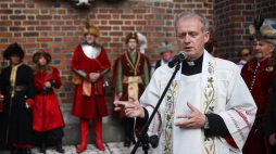 Ks. Dariusz Raś w trakcie krakowskich uroczystości poświęconych Janowi III Sobieskiemu, fot. PAP/Łukasz Gągulski