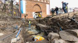 Archeolodzy z UMK prowadzą badania na terenie kompleksu św. Ducha w Toruniu, fot. PAP/Tytus Żmijewski