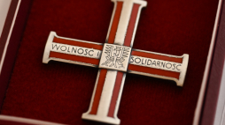 Krzyż wolności i solidarności, fot. PAP/Adam Warżawa