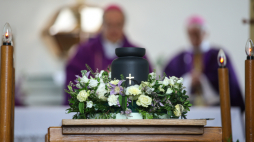 Uroczystości pogrzebowe reżysera, malarza, fotografika, twórcy Sceny Plastycznej KUL Leszka Mądzika w Kaplicy Wszystkich Świętych na Cmentarzu Salwatorskim w Krakowie. PAP/Łukasz Gągulski
