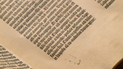 Pelplińska Biblia Gutenberga na ekspozycji stałej „Wokół Pelplińskiej Biblii Gutenberga”, w Muzeum Diecezjalnym w Pelplinie. PAP/Andrzej Jackowski