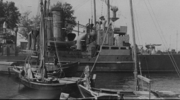 Łodzie rybackie oraz trałowiec ORP "Czajka" i za nim ORP "Mewa". Port Marynarki Wojennej w Pucku. Fot. Narodowe Archiwum Cyfrowe