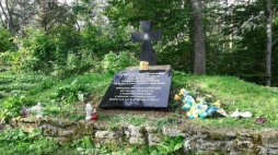 Upamiętnienie w Monasterzu przed zniszczeniem. Fot. ukrinform.pl