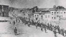 Ormiańscy cywile maszerujący w eskorcie tureckich żołnierzy do więzienia w dzisiejszym Elazığ (1915). Fot. Wikipedia/Armin T. Wegner
