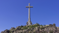 Valle de los Caidos (pol. Dolina Poległych) czyli Narodowy Pomnik Świętego Krzyża w Dolinie Poległych) – mauzoleum upamiętniające ofiary wojny domowej w Hiszpanii. Fot. Godot13, CC BY-SA 4.0 <https://creativecommons.org/licenses/by-sa/4.0>, via Wikimedia Commons