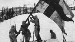 Fińscy żołnierze zatykają flagę na granicy z Norwegią. /Źródło: Wikipedia